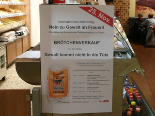 Gewalt kommt nicht in die Tüte - Brötchenverkaufsaktion - Plakat in der Kaisers Filiale