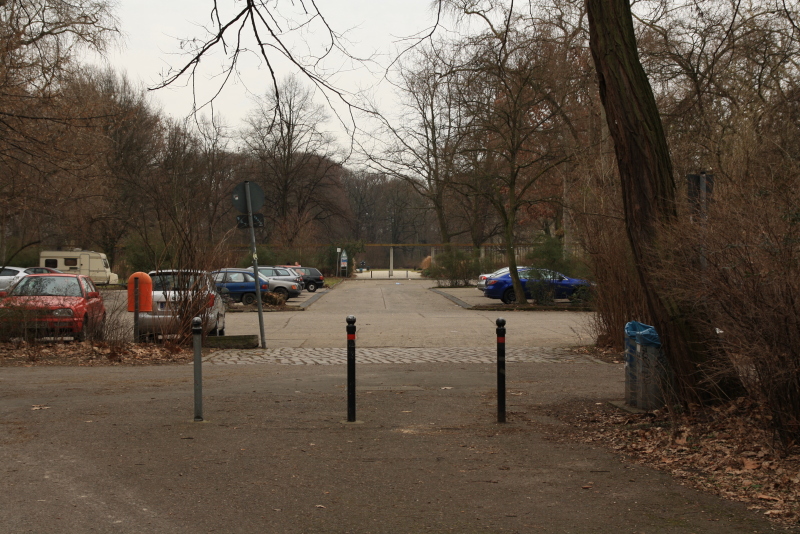 Die Wegeachse aus dem Park zur Fontäne führt 2014 noch über die Fahrwege des Parkplatzes