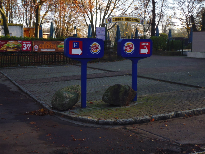 Parkplätze und Schnellimbisswerbung vor dem Zenner im Jahr 2014