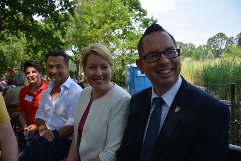 Bezirksbürgermeister Oliver Igel zusammen mit Bundesfamilienministerin Franziska Giffey