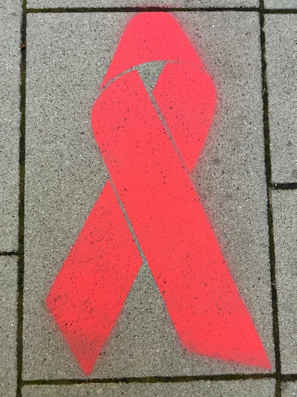 Rote Schleife als für Solidarität mit HIV-positiven und aidskranken Menschen