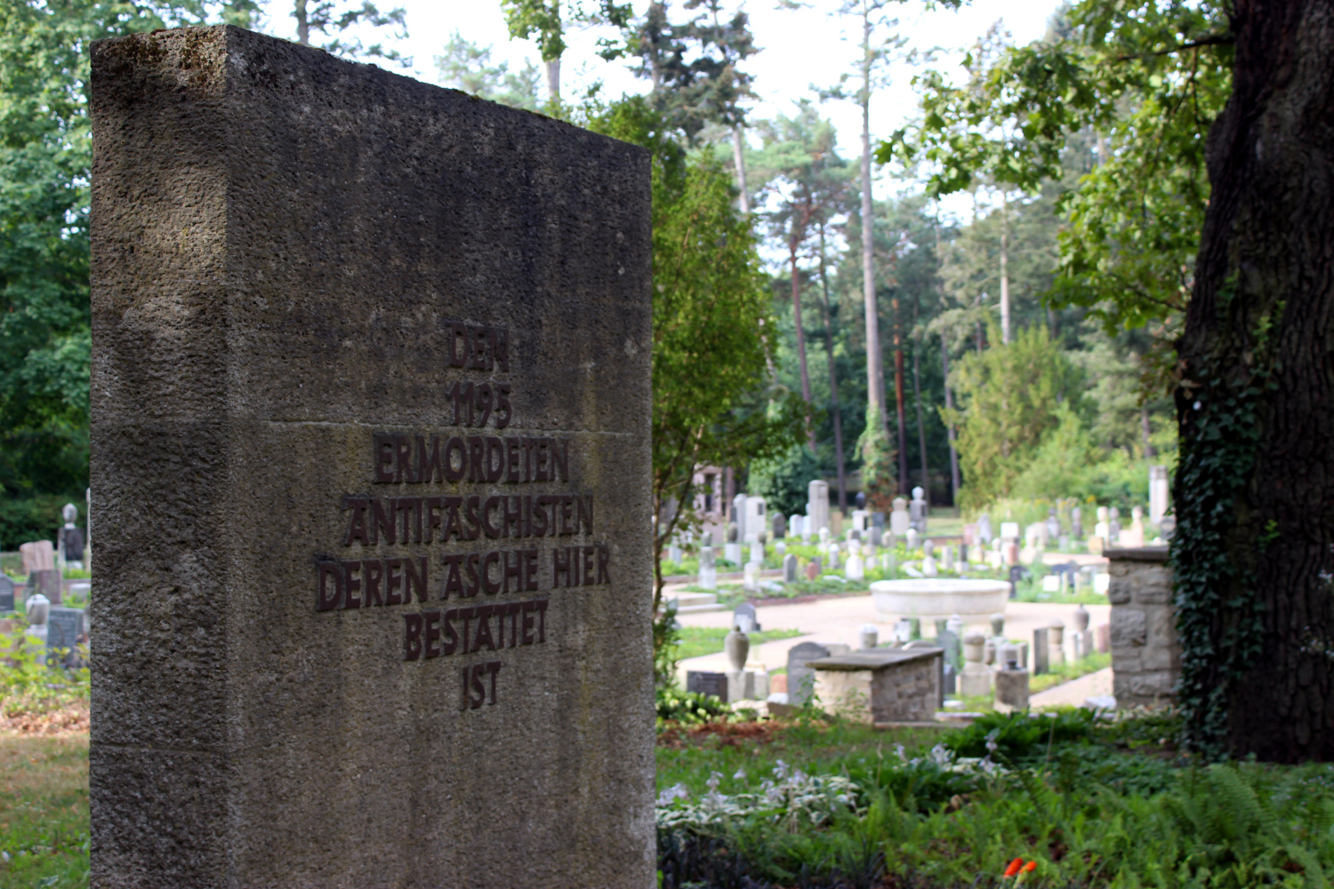 Friedhof Baumschulenweg, Gedenkstein für die in Konzentrationslagern Getöteten