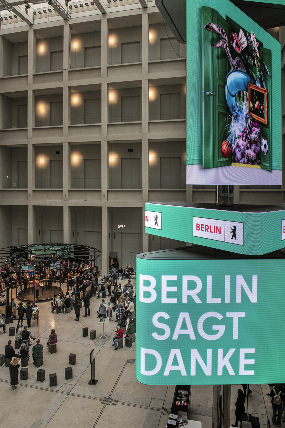 Digitale Anzeige zu Berlin sagt Danke 2023 bei der zentralen Veranstaltung zum Aktionstag im Foyer des Humboldt Forums