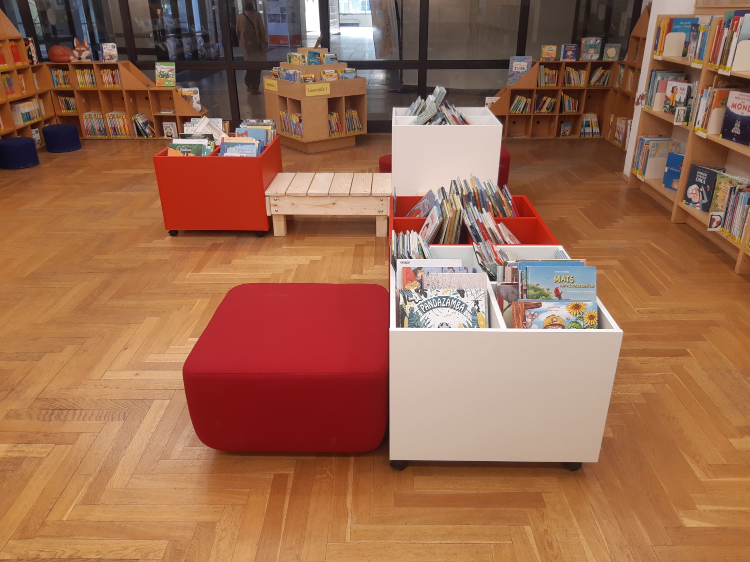 Neue Möbel in der Kinderbibliothek - Tröge, rote Sessel und Bänke