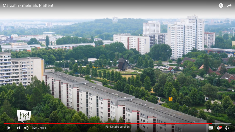 Startbild des Videos "Mehr als Platten" mit dem Kienberg im Hintergrund und dem Dorf Marzahn im Vordergrund
