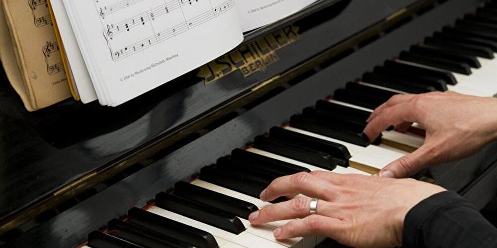 Bild: Klavierunterricht in einer Musikschule