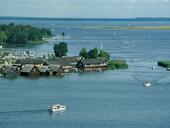Blick auf die Bootshäuser von Röbel an der Müritz