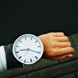 Hand mit riesige Armbanduhr
