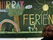 'Hurra Ferien' auf der Tafel einer Grundschule