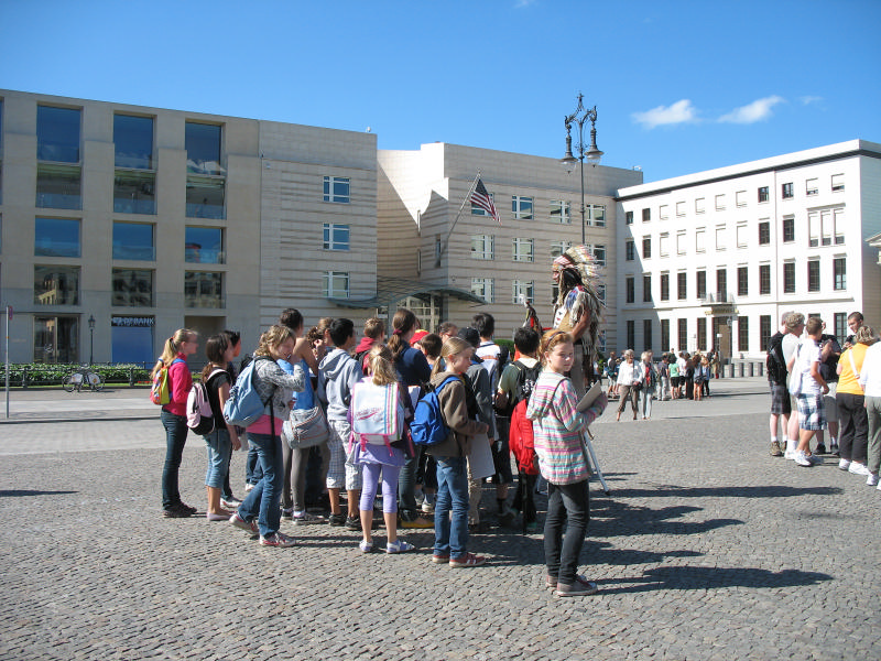 Schulklasse vor dem Brandenburger Tor