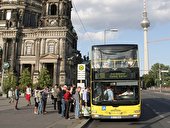 Buslinie 100 hält am Berliner Dom