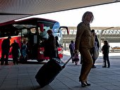 Reisende vor einem Reisebus am ZOB Berlin