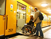 Rollstuhlfahrerin wird in die U-Bahn geschoben