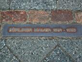 Berliner Mauer: Metallplatten im Boden