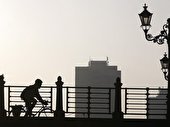 Radfahrer auf einer Brücke der Karl-Liebknecht-Straße