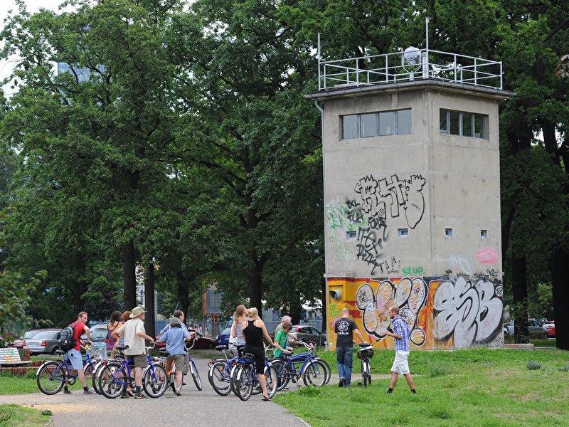 Radfahrer am ehemaligen DDR-Wachturm