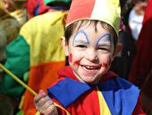 Kind als Clown verkleidet