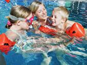 Kinder im Schwimmbad