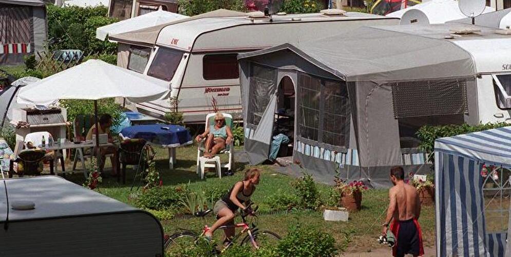 Zelte und Wohnwagen auf einem Campingplatz