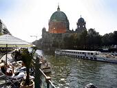 Ausflugsdampfer vor dem Berliner Dom