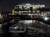 Ausflugsschiff nahe der Friedrichstraße