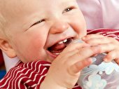 Kleinkind früh aus Becher trinken lassen