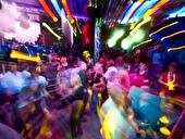 Partygäste in einer Diskothek