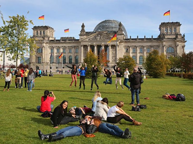 Reichstagsgebäude in Berlin im Herbst