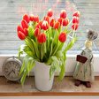 Vase mit Tulpen am Fenster
