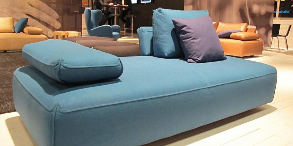 Ein Sofa in hellem Blau