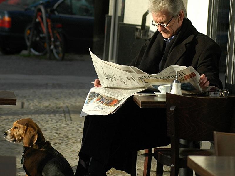 Herrchen mit Hund im Cafe