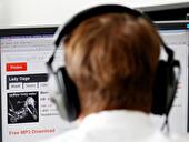 Junger Mann vorm Internet