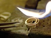 Goldschmied bei der Arbeit