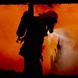 Feuerwwehrmann vor Feuer