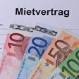 Geldscheine liegen auf Mietvertrag