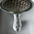 Tropfen Wasser kommt aus Wasserhahn
