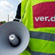 Streikender Mann mit Megafon