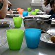 Kinder essen in der Kantine