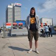 Ein junger Mann vor dem U-Bahnhof