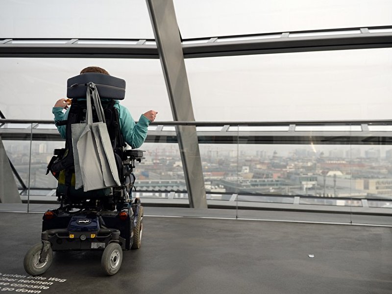 Rollstuhlfahrer im Reichstagsgebäude