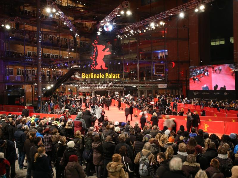 Schaulustige am roten Teppich der Berlinale