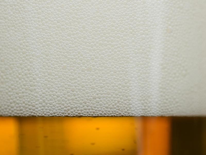 Helles Bier mit Schaum in einem Glas