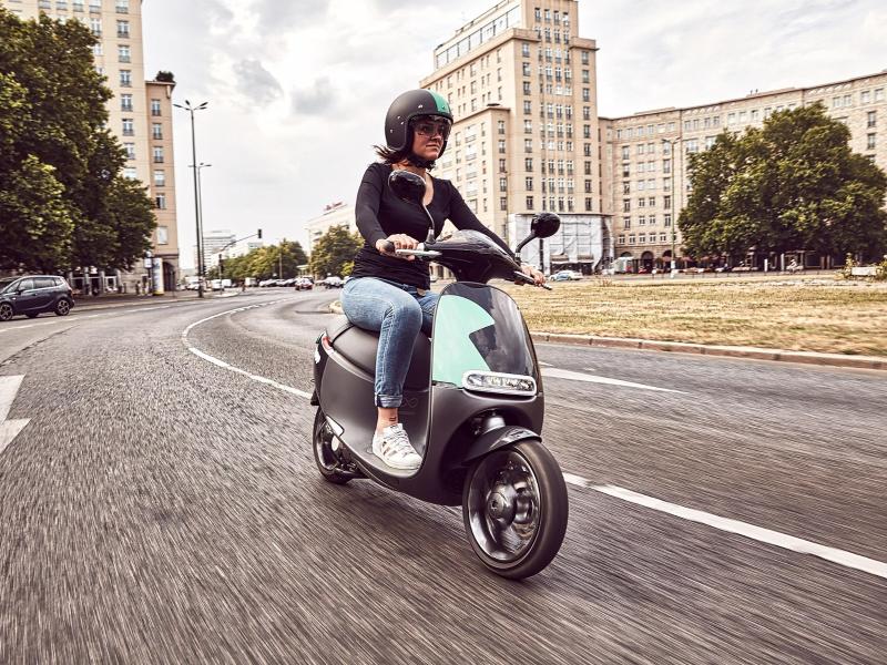 E-Roller-Fahrerin in Berlin