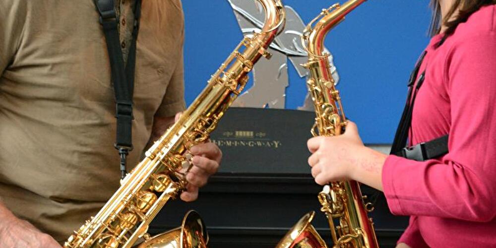78-Jähriger und 8-Jährige üben am Saxophon