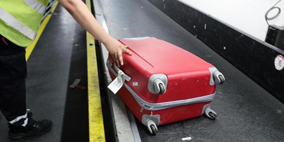 Gepäckband mit einem Koffer