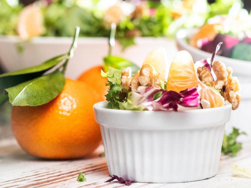 Blick auf einen Salat mit Mandarinen