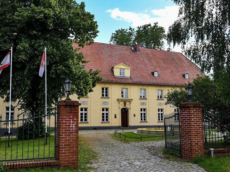 Die Einfahrt zum Schloss Diedersdorf
