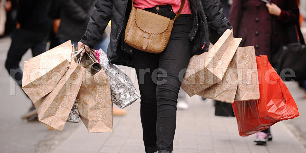 Frau mit mehreren Einkaufstaschen