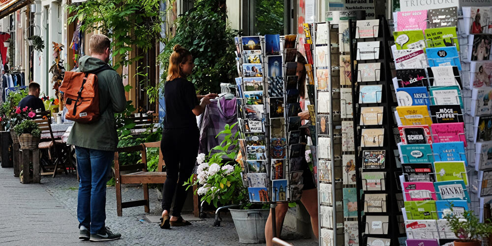 Postkartenständer in der Bergmannstraße
