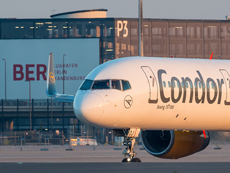 Condor-Maschine am Flughafen BER